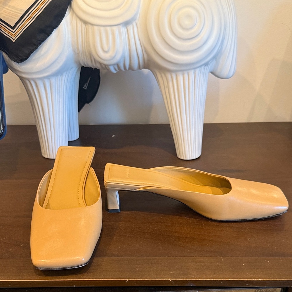Vince tan Women's mules/ kitten heel slipper sz 36